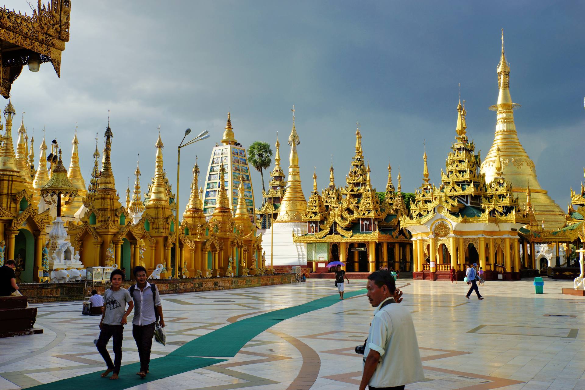 Die Shwedagon-Pagode ist der größte Tempel in Myanmar. Die 98 m hohe Pagode ist mit 50 t Blattgold und vielen tausend Edelsteinen bedeckt. Sie ist eine der wichtigsten buddhistischen Pilgerstätten der Welt. Der Überlieferung nach werden acht Haare des letzten Buddha in der Pagode aufbewahrt, zusammen mit Reliquien von drei früheren Buddhas. Der Bau der Pagode begann im 5. Jh. v. Chr. Oft durch Erdbeben schwer beschädigt, wurde sie stets noch größer und prachtvoller aufgebaut.